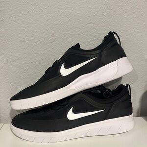 Nike SB Men's Black and White Sneakers